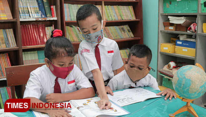 Anak Pelajar SD saat membaca buku di Perpustakaan di kota Kediri. (Foto/Canda Adisurya).