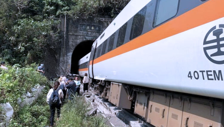 Tampak rangakaian kereta ekspres yang terhenti di dalam sebuah terowongan dan para penumpang yang berusaha menyelamatkan diri. (FOTO: Reuters)