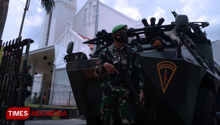 Ada Tank Anoa Berjaga di Depan Gereja Katedral Hati Kudus Yesus Surabaya