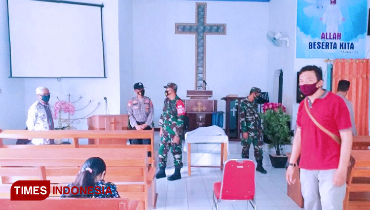 Jumat Agung, TNI Polri Jaga Kenyamanan Ibadah Umat Kristiani di Perbatasan Tuban
