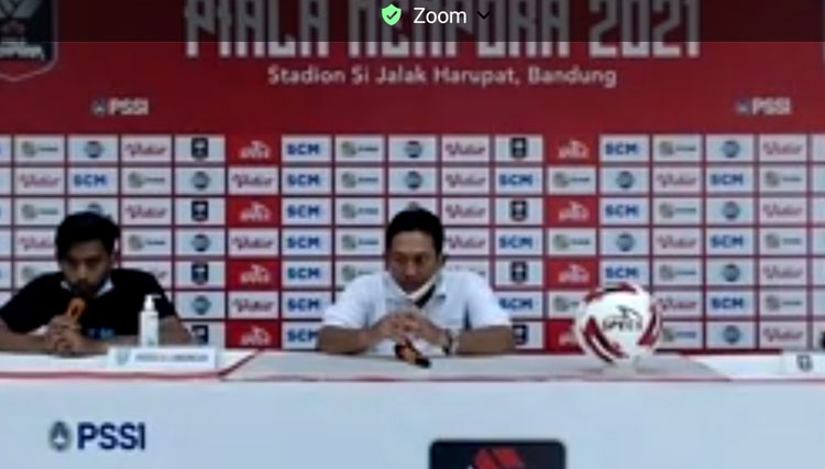 Asisten Pelatih Persela, Didik Ludianto didampingi Kapten Persela, Eky Taufik, saat sesi konferensi pers sebelum pertandingan, Jumat (2/4/2021). (FOTO: Tangkapan layar Zoom konferensi pers Piala Menpora)