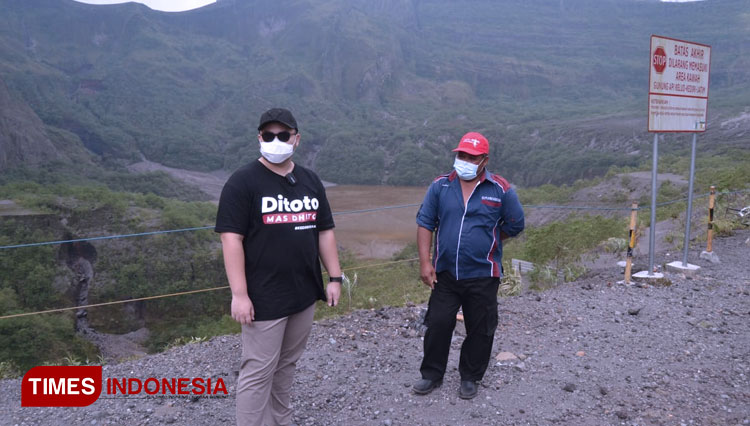 Bupati Kediri saat berbincang dengan penjaga kawah gunung Kelud. (Foto: Canda Adisurya/TIMES Indonesia)