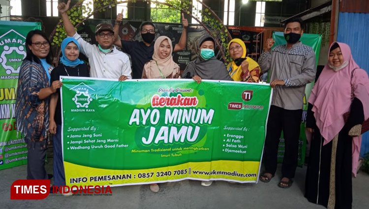 Kru TIMES Indonesia dan Komunitas UMKM Madiun Raya (Umara) menyiapkan launching Gerakan Ayo Minum Jamu di Kota Madiun. (Foto: Agus Afandi/TIMES Indonesia)