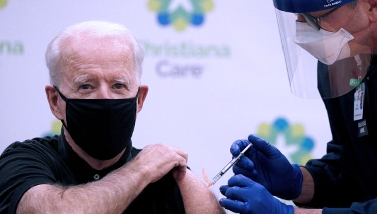 Presiden terpilih AS, Joe Biden menerima dosis kedua dari vaksin Covid-19 di Rumah Sakit ChristianaCare Christiana di Newark, Delaware, AS (11/1/2021). (Foto: REUTERS/Tom Brenner)