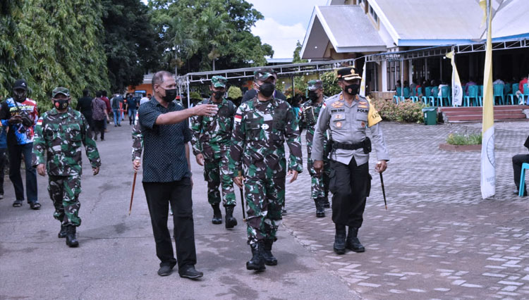 Komandan Korem 174  Merauke Brigjen TNI Bangun Nawoko  meninjau langsung pelaksanaan kegiatan Misa Kudus pada perayaan Paskah hari kedua  di kota Merauke. (Foto: Penrem 173 Merauke)