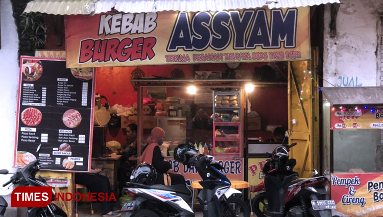 Outlet Kebab Burger Assyam di cabang utama Jalan Muharto, Jumat (2/4/2021). (Foto: Nadira Rahmasari/TIMES Indonesia)