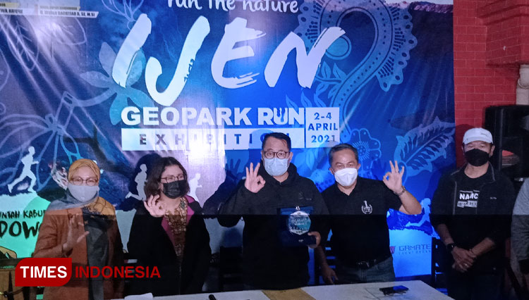 Pelepasan peserta Ijen Geopark Run Exhibition c