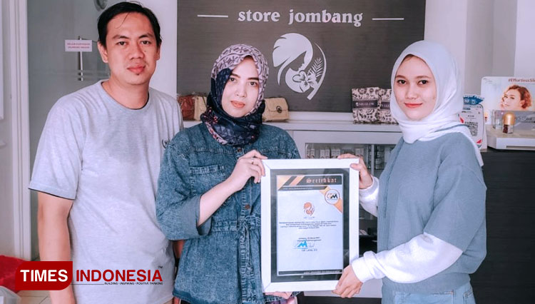 Pemberian sertifikat kepada salah satu klien dari EO GM (Foto : Dok. EO GM for TIMES Indonesia)