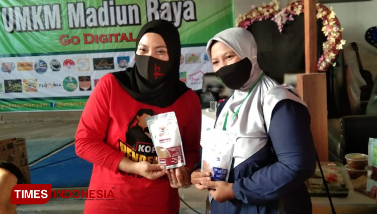 Wawali Kota Madiun Inda Raya melayani sesi foto produk UMKM anggota UMARA. (Foto: Romy Tri Setyo Wibowo/ TIMES Indonesia)