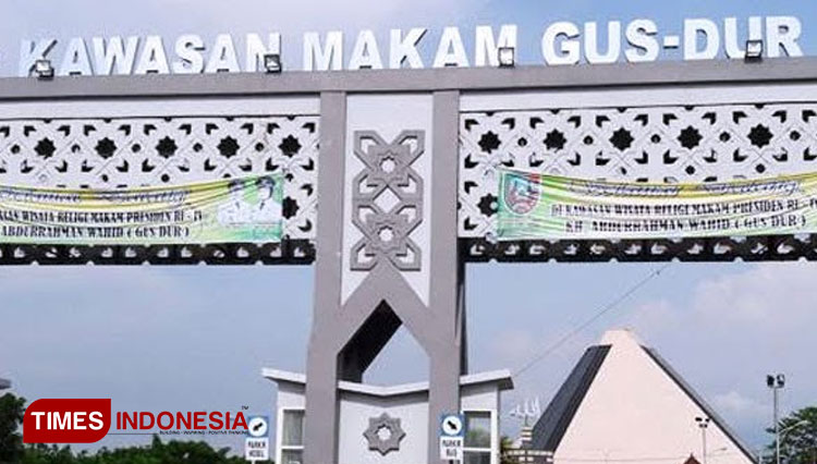Pintu masuk wisata religi kawasan makam Gus Dur. (Foto: Moh Ramli/TIMES Indonesia)