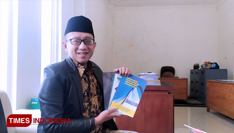Rektor Unwaha Jombang, Dr. H. Anton Muhibuddin saat menunjukan karya penelitian mahasiswanya yang siap di pasarkan di Industri (FOTO: Rohmadi/TIMES Indonesia)