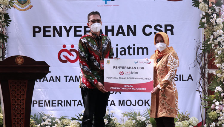 Direktur Utama bankjatim Busrul Iman menyerahkan CSR kepada Walikota Mojokerto Hj. Ika Puspitasari. (foto: Dok.Bank Jatim) 