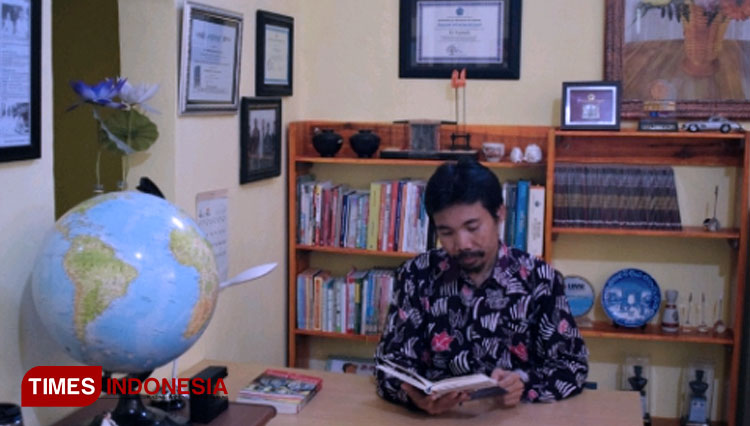 Dr Tuswadi saat di berada di ruang baca rumahnya. (FOTO: Dr Tuswadi for TIMES Indonesia)