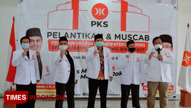 Ketua DPD PKS Kabupaten Bandung Gun Gun Gunawan (tengah) usai melantik pengurus dari 31 DPC PKS se-Kab Bandung di Graha Berkah Sadaya, Kec Baleendah, Minggu, (4/4/21). (FOTO: Sandra for TIMES Indonesia)