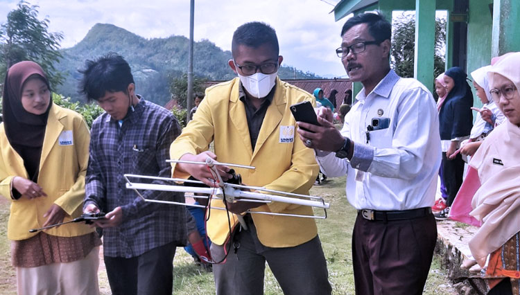 Havid Adhitama, mahasiswa PGSD Unnes dan teman satu tim tengah melakukan uji coba pembelajaran (FOTO: Heni for TIMES Indonesia)