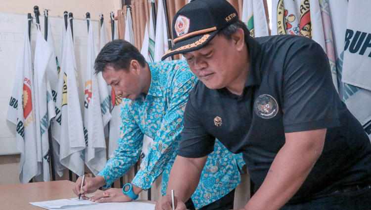Wakil Dekan I UNS Dr Rony Syaifullah SPd MPd dan Ketua KONI Banjarnegara Nurohman SPd MM saat teken Memorandum of Understanding (MoU) di Gedung KONI Bara. (FOTO: Humas Konibara for TIMES Indonesia)