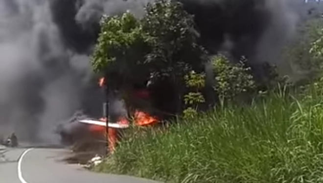Bengkel ban terbakar hebat timbulkan adab tebal. (FOTO: screenshot Video FB Riza Maulana)