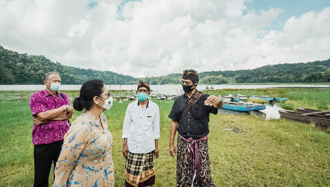 Sekretaris Kemenparekraf RI Ni Wayan Giri Adnyani saat berkunjung ke Desa Wisata Munduk Buleleng Bali dalam upaya konservasi air di wilayah tersebut. (foto: Kemenparekraf RI)