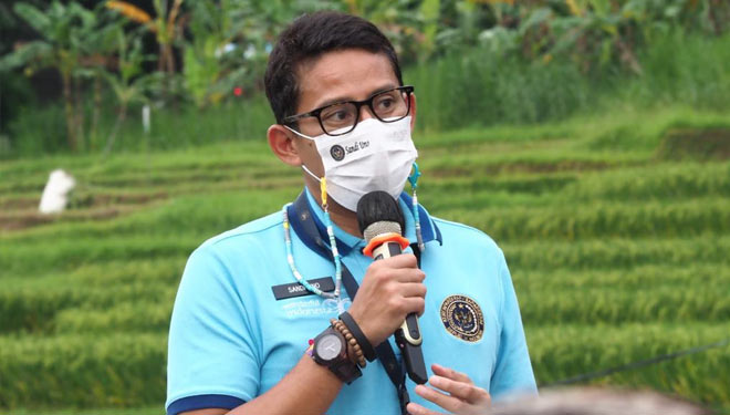 Menparekraf RI Sandiaga Uno saat berdiskusi dengan komunitas yang ada di daerah sekitar Borobudur. (foto: Kemenparekraf RI)