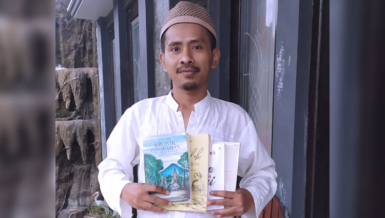 Misbahus Surur, Dosen UIN Maliki Malang memegang keempat buku karyanya. (Foto: Misbahus Surur for TIMES Indonesia)