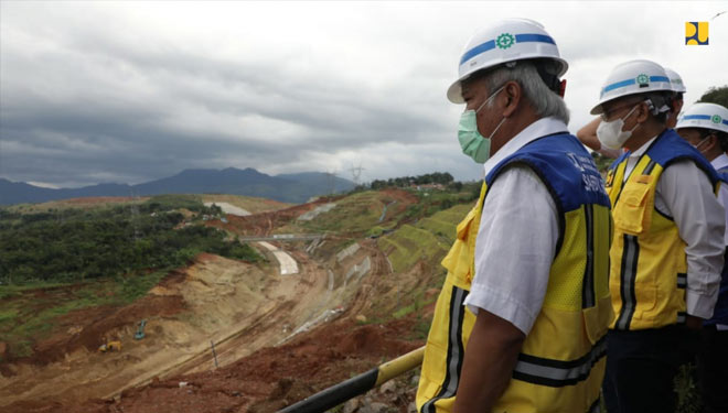 Menteri PUPR RI Basuki Hadimuljono saat meninjau pembangunan Jalan Tol Cileunyi–Sumedang–Dawuan (tol Cisumdawu) di Provinsi Jawa Barat.(FOTO: Biro Komunikasi Publik Kementerian PUPR RI)