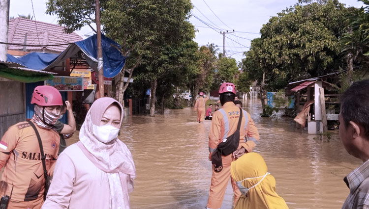 Lurah Guntung bersama BPBD Bontang saat berkoordinasi di lokasi Banjir (Foto: Kusnadi/TIMES Indonesia)