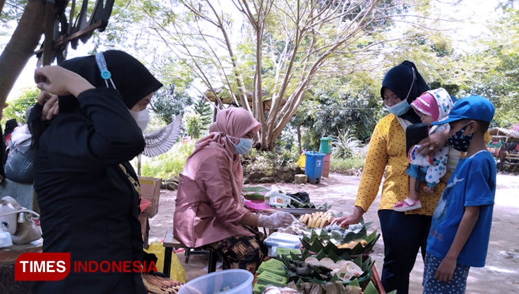 Para ibu-ibu asal Desa Gosari saat menjual jajanan tradisional ke pengunjung. (Foto: Akmal/TIMES Indonesia)