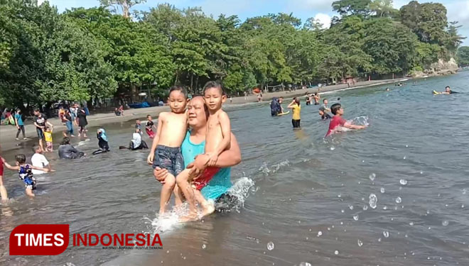 Suasana liburan di pantai Batu Karas, Kecamatan Cijulang (Foto : Syamsul Ma'arif/TIMES Indonesia)