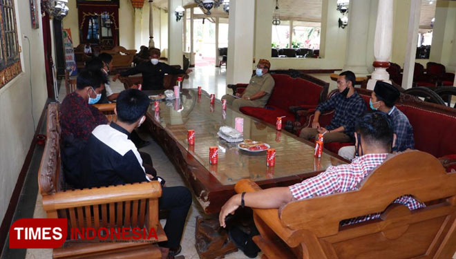 Bupati Sumenep Achmad Fauzi saat menerima warga Sumenep Di Pendopo Agung Sumenep. (FOTO: Ach. Qusyairi Nurullah/TIMES Indonesia)