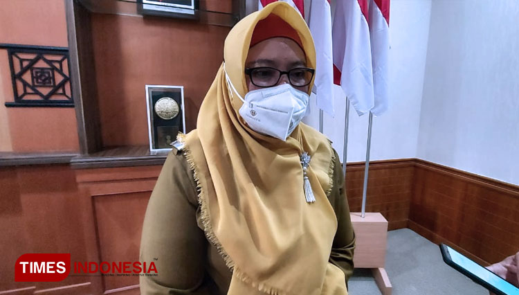 Wakil Bupati Gresik Aminatun Habibah usai rapat. (FOTO: Akmal/TIMES Indonesia)