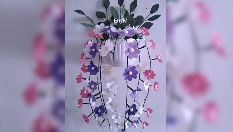 Bunga kresek karya warga Madiun tak kalah cantik dengan bunga plastik buatan pabrik. (Foto: Eny Mujayanah for TIMES Indonesia) 