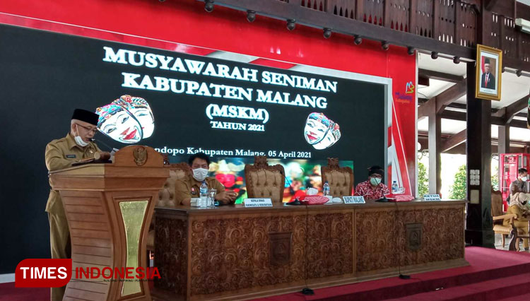 Bupati Malang Abah Sanusi ketika membuka Musyawarah Seniman. (Foto: Binar Gumilang/TIMES Indonesia).