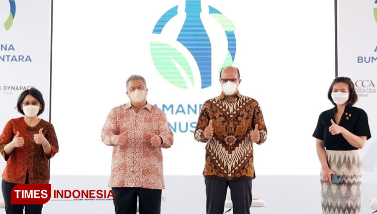 Coca-Cola Amatil Indonesia dan Dynapack Asia menggelar peletakan batu pertama pembangunan fasilitas daur ulang botol plastik di Bekasi, Jawa Barat. (FOTO: CCAI for TIMES Indonesia)