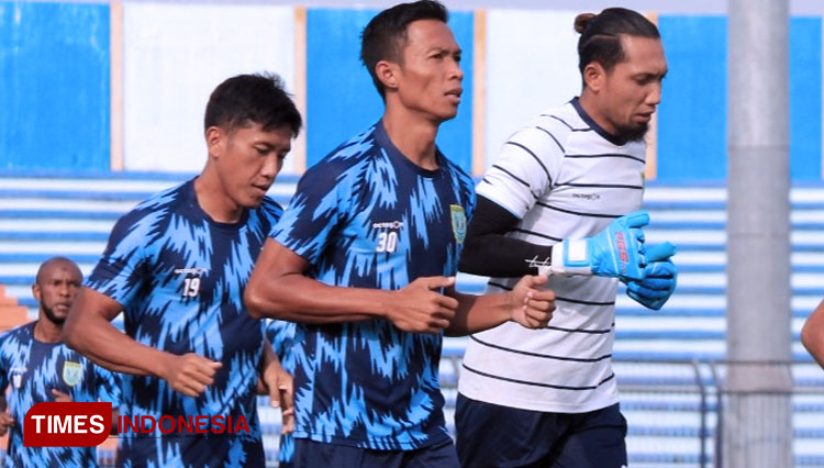 Kapten Persela, Eky Taufik (tengah), saat menjalani latihan di Stadion Surajaya. (FOTO: MFA Rohmatillah/ TIMES Indonesia)