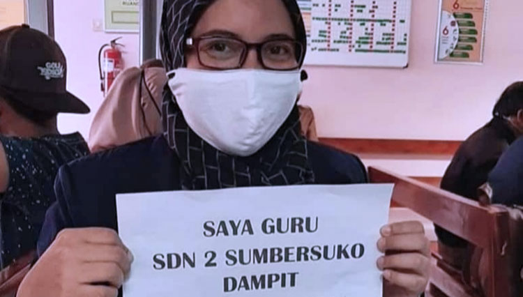 Salah satu guru di Dampit Kabupaten Malang yang menyatakan sudah divaksin. (Foto: Dinas Pendidikan Kabupaten Malang)