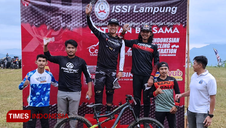 Afos, Andhien dan Nathan pembalap dari ISSI Kota Batu saat mengikuti Latber yang digelar oleh ISSI Lampung. (FOTO: Muhammad Dhani Rahman/TIMES Indonesia)