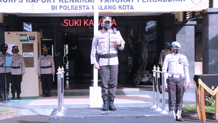 Kapolresta Malang Kota Kombes Pol Leonardus Simarmata saat memimpin upacara kenaikan pangkat. (Foto: Humas Polresta Malang Kota for TIMES Indonesia)