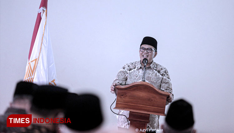 Wali Kota Bandung, Oded M. Danial saat pelantikan ICMI Orda Kota Bandung, di Kantor ICMI Jawa Barat, Senin, (5/4/21).(FOTO: Humas Pemkot for TIMES Indonesia)