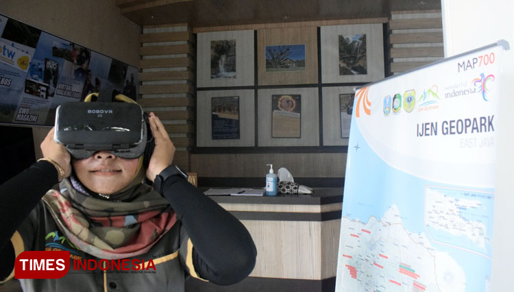 Pengunjung menikmati wisata virtual dengan alat virtual reality (VR) atau juga dikenal dengan box virtual. (FOTO: Moh Bahri/TIMES Indonesia)