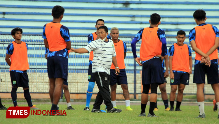 Pelatih Persela, Didik Ludianto (putih), memberikan arahan kepada para pemain, dalam salah satu sesi latihan di Stadion Surajaya Lamongan. (FOTO: MFA Rohmatillah/ TIMES Indonesia)