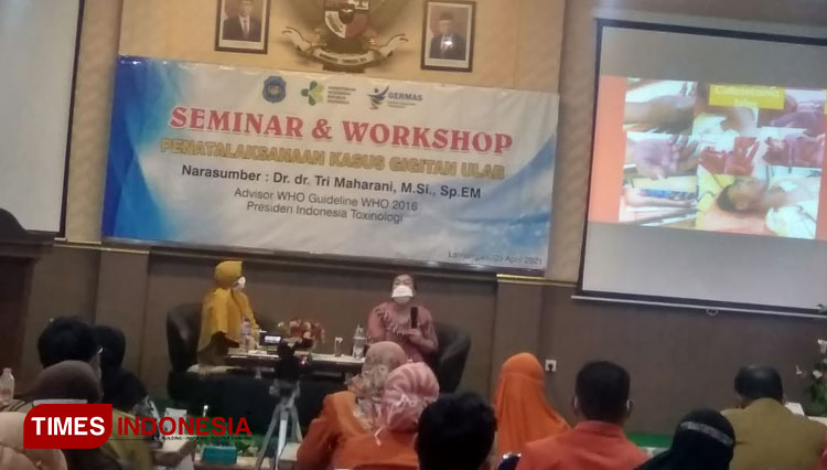 Presiden Indonesia Toxinologi dr. Tri Maharani menyampaikan First Aid saat mengisi seminar dan workshop kasus gigitan ular di Dinkes Lamongan, Senin (05/04/2021). (Foto: Moch. Nuril Huda/TIMES Indonesia)