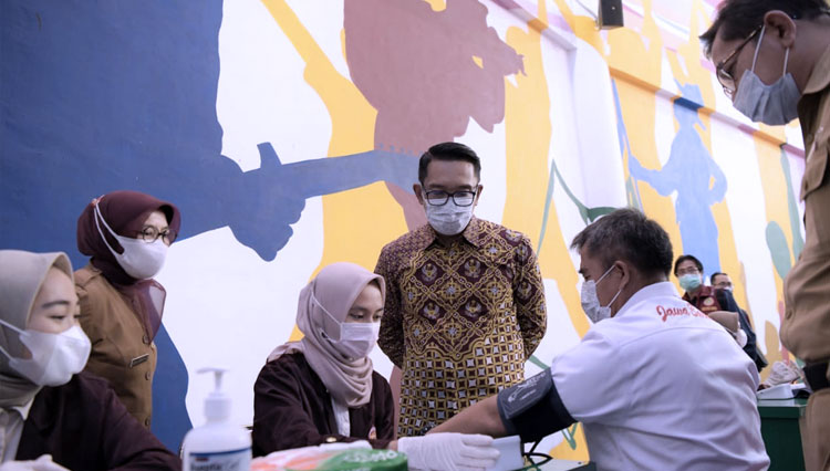 Gubernur Jabar Ridwan Kamil saat meninjau vaksinasi massal bagi para atlet PON di Sport Arcamanik, Kota Bandung, Senin (5/4/21). (FOTO: Humas Jabar)