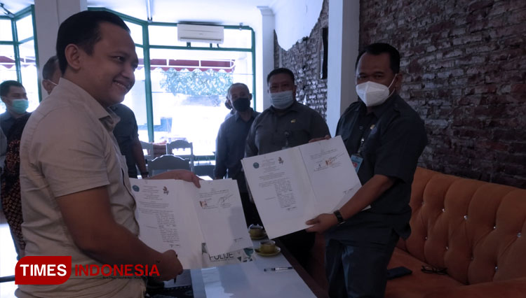 Saiful Anwar, Direktur Polije (kanan) dan Aruna Hidayatullah, selaku Direktur PT Tujuh Impian Indonesia Sevendream Farm menunjukkan berkas MoU yang mereka sepakati, Senin (5/4/2021). (FOTO: Muhammad Faizin/TIMES Indonesia)