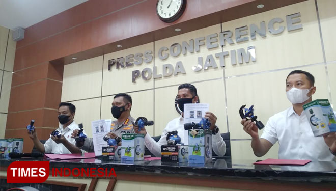 Polda Jatim saat ungkap kasus regulator dibawah SNI, Senin (5/4/2021). (Foto: Khusnul Hasana/TIMES Indonesia).