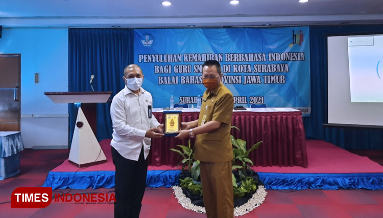 (Kiri) Dr. Asrif. M Hum Selaku Kepala Balai Bahasa Jawa Timur dan Dr. Tirto Adi dalam rangka penyerahan cinderamata (Foto: Shinta Miranda/TIMES Indonesia)