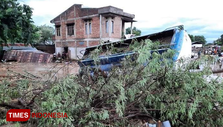 Rumah rusak akibat bencana banjir bandang di NTT. (FOTO: Maksimus Masan Kian, Ketua PGRI Flores Timur for TIMES Indonesia)