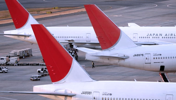 Japan Airlines mengatakan akan menggunakan pesawat jarak jauh di rute domestiknya untuk menjaga frekuensi penerbangan dan mesin United Airlines yang terbakar setelah bilah kipas di mesin kanannya putus. (FOTO: Al Jazeera/Reuters)