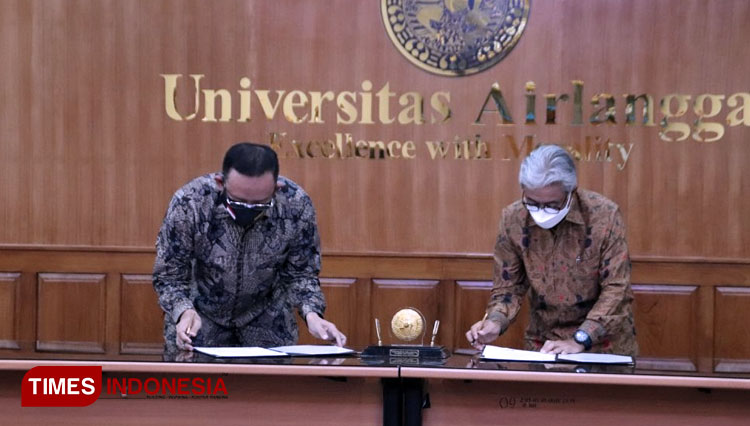 Penandatangan kesepahaman yang dilakukan oleh Prof. Nasih dan Kepala SKK Migas Dr. Ir. Dwi Soetjipto, MM di Hall Rektor Kantor Manajemen lantai 4 pada Senin (08/03/2021). (FOTO: AJP TIMES Indonesia)