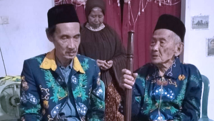 Mbah Syukri dan KH Abdul Mun’im DZ. (FOTO: NU Online Ponorogo)