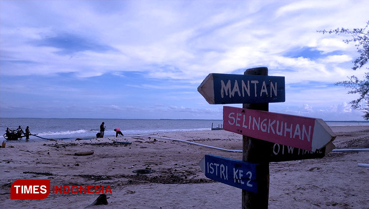 Road signs at Panrita Lopi Beach which used as Meme and become a nice selfie spot. (PHOTO: Syahir/TIMES Indonesia)